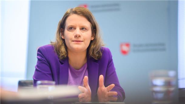 Tiktok erst ab 14? Landtag streitet über Mindestalter Ministerin Hamburg sieht Social Media für unter 14-Jährige kritisch. (Archivbild)