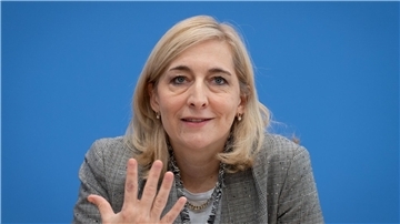 Ministerin Warken will Beitragserhöhungen abwenden. (Archivbild)