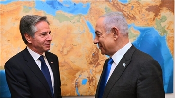 Ministerpräsident Benjamin Netanjahu empfängt US-Außenminister Antony Blinken (l) in Jerusalem.