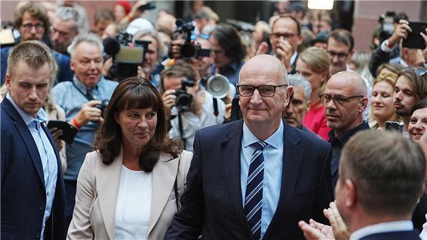 SPD schlägt AfD in Brandenburg - BSW für Mehrheit nötig Ministerpräsident Dietmar Woidke lässt sich von seiner Partei feiern.