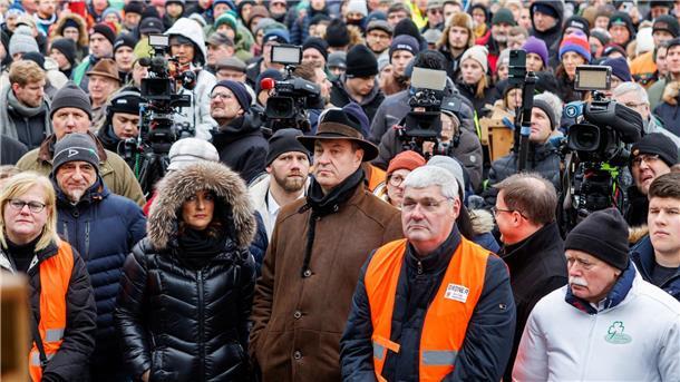 Mehrheit mit Verständnis für Bauernproteste Ministerpräsident Markus Söder (M) und Staatsministerin Michaela Kaniber (M.l) verfolgen eine Kundgebung des Bauernverbandes in Nürnberg.