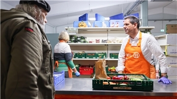 Ministerpräsident Olaf Lies ist Schirmherr der Tafeln in Niedersachsen und Bremen - in Holzminden schnupperte er Praxisluft.