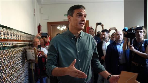 Konservative vor Wahlerfolg in Spanien Ministerpräsident Pedro Sánchez bei der Stimmangabe in Madrid.