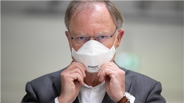 Ministerpräsident Stephan Weil (SPD) wurde bisher als seriöser Corona-Krisenmanager bewertet, allerdings sorgt die Landesregierung in Hannover immer wieder für widersprüchliche Schlagzeilen und Kopfschütteln.