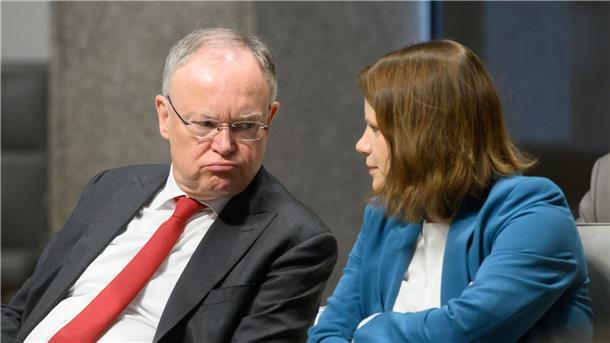 Weil dämpft Erwartungen an Milliardenpaket Ministerpräsident Weil, hier mit seiner Stellvertreterin Julia Willie Hamburg im Landtag, warnt vor überzogenen Erwartungen an das Milliardenpaket des Bundes.