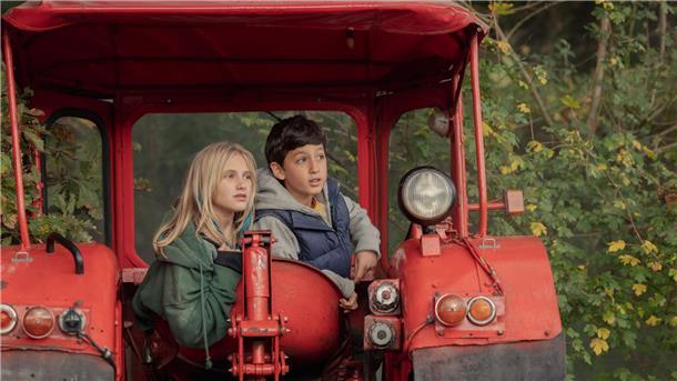 Miran Selcuk als Finn und Lotte Engels als Jola in einer Szene des Films „Kannawoniwasein!“.