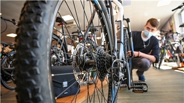 Mirco Krügel vom Wulsdorfer Fahrradfachgeschäft „Der Bastler“ prüft ein gebrauchtes E-Bike. Schon der erste Eindruck zählt. Foto Scheschonka