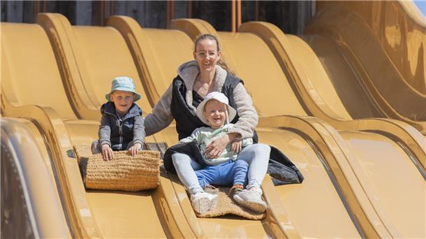 Besucher über Karls: „Tolle Fahrgeschäfte für kleine Kinder“ Mirella Mesanovic mit ihren Söhnen Brajan (4) und Lucian (2) auf der Klorutsche.