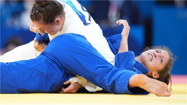 Miriam Butkereit (rechts) gerät im Finale in den entscheidenden Haltegriff.