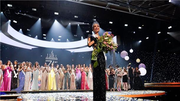 Miss USA R’Bonney Gabriel betritt die Bühne nach ihrer Krönung zur Miss Universe.