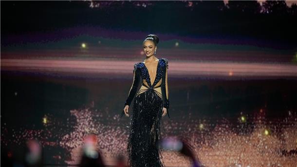 Miss USA R’Bonney Gabriel nimmt am Abendkleidwettbewerb teil.