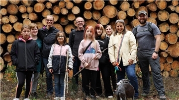 Missionar Gevers (Fünfter von links) auf einer Wanderung mit Mitarbeitern und Jugendlichen aus dem Stadtteil Leipzig-Volkmarsdorf.