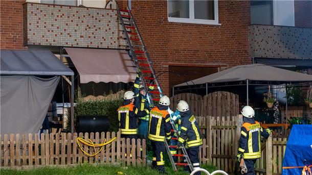 Mit 100 Einsatzkräften wurden die Bewohner des Hauses in Zeven gerettet und das Feuer gelöscht.