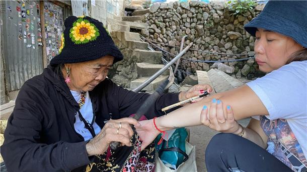 Mit 106 Jahren praktiziert Whang-Od immer noch die uralte Kunst des Batok - die Technik des Tätowierens mit der Hand unter Verwendung eines Zitronenbaumdorns und Holzkohle-Ruß.