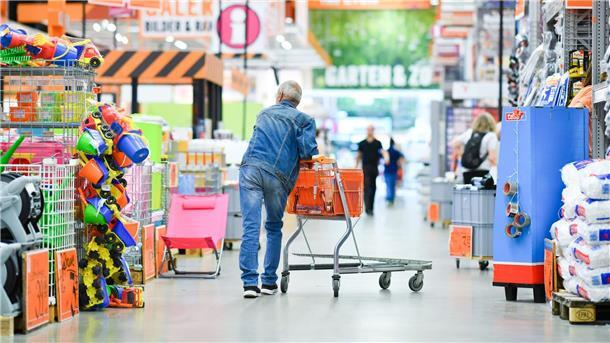 Mit 11,25 Milliarden Euro lag der Umsatz der Baumarkt-Branche im ersten Halbjahr 2023 um 2,3 Prozent unter dem Vorjahresniveau.