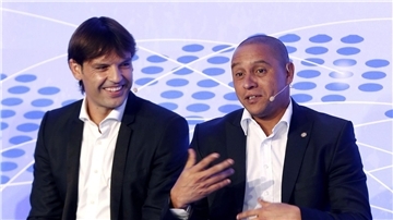 Mit 27 Toren in 47 Länderspielen ist Morientes (l.) einer der erfolgreichsten Nationalstürmer Spaniens. Er blieb in „La Roja“ aber titellos.