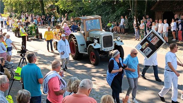 Mit 42 Wagen und Menschengruppen waren einige Hundert Leute auf der Straße in Elsdorf unterwegs.