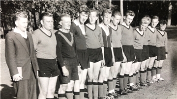 Mit 76 Jahren immer noch am Ball: Kurt Wrieden, hier mit Enkel Tjark auf dem Arm, feiert in diesem Sommer runde 60 Jahre als bei Punktspielen aktiver Fußballer.
