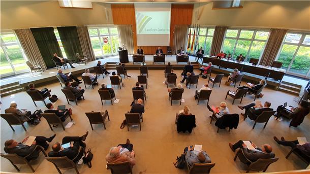 Der Kreistag Cuxhaven meldet sich zurück Mit Abstand: Seit Mitte März hatte der Landkreis alle politischen Sitzungen abgesagt. Am Mittwoch tagte er wieder.
