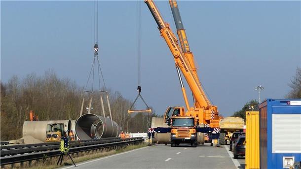 Bilderstrecke von der A27-Baustelle: Das sind die großen Baufahrzeuge Mit Autokränen wurden die bis zu acht Tonnen schweren Rohrelemente in die Baugrube hinabgelassen.