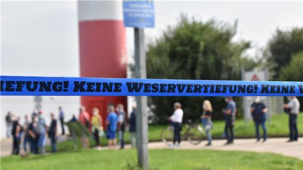 Mit blauen Bändern hatte im September 2021 das Aktionsbündnis in Nordenham gegen die Weservertiefung demonstriert. So wie dessen Akteure sprechen sich auch die Landtags-Grünen klar gegen eine erneute Fahrrinnenanpassung aus.