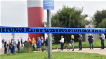 Mit blauen Bändern hatte im September 2021 das Aktionsbündnis in Nordenham gegen die Weservertiefung demonstriert. So wie dessen Akteure sprechen sich auch die Landtags-Grünen klar gegen eine erneute Fahrrinnenanpassung aus.