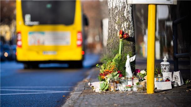 Mit Blumen und Kerzen wird der 15-Jährigen gedacht, die nach einem Unfall mit einem Bus gestorben ist.