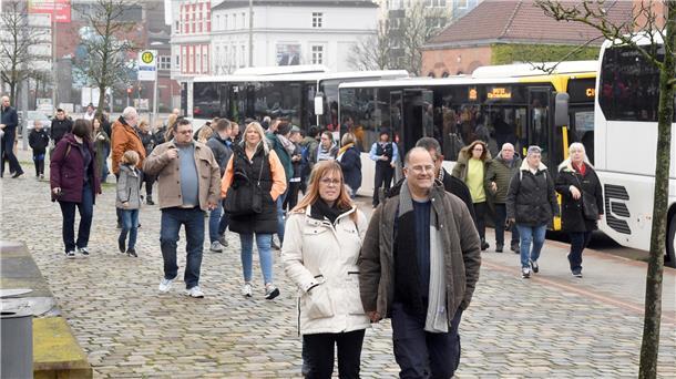 Mit Bussen werden die Passagiere in die Bremerhavener Innenstadt gebracht.