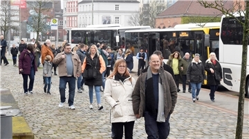 Mit Bussen werden die Passagiere in die Bremerhavener Innenstadt gebracht.