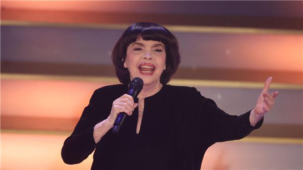 Mireille Mathieu: Chanel-Hut und Sonnenschutz gegen die Zeit Mit Chanel-Hut und chinesischem Sonnenschirm schützt Chanson-Legende Mireille Mathieu ihre Haut. (Archivbild)