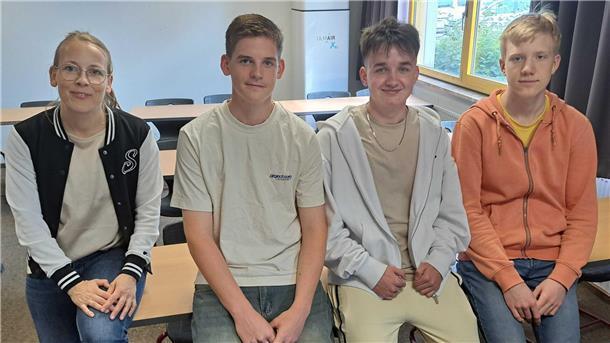 So geht Journalismus: NZ-Reporter im Klassenzimmer zu Medienkompetenz Mit dabei beim Medienschultag am Schulzentrum Carl von Ossietzky: Jan (v.r.), Alex, Fabian und Lehrerin Inga Syring vom Deutsch-Grundkurs der 12. Klasse.