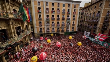 Mit dem Abschuss einer kleinen Rakete wurde am Sonntag das neuntägige Stadtfest San Fermín mit den berühmten Stierläufen in Pamplona eröffnet.