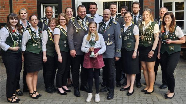 Viele Männer und Frauen in Uniformen stehen zum Foto zusammen.