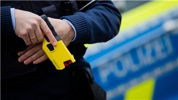 Mit dem Distanz-Elektroimpulsgerät sollen Polizisten einen Angreifer auf Distanz halten können - ohne das Risiko einer tödlichen Verletzung wie bei der Schusswaffe.