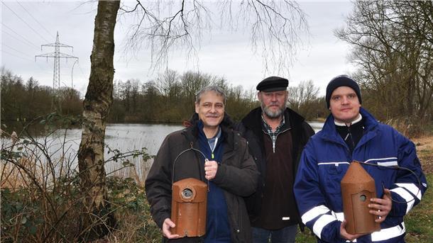 Mit dem Erlös des Nordenhamer Umweltlaufs sollen unter anderem Nistkästen angeschafft werden, die im Seenpark aufgehängt werden. Unser Bild zeigt (von links) den SVN-Geschäftsführer Tammo Seltmann sowie Dieter und Julian Blumenberg vom Naturschutzverein Nordenham.