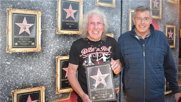 Mit dem ersten Stern an der „Wall of Fame“ in Tossens geehrt: Udo Tölke und Konzertmuschel-Inhaber Jens Hillers.