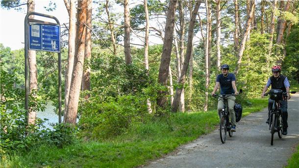 Mit dem Fahrrad unterwegs am grünen Stadtrand Bremerhavens: Reporter Jens Gehrke mit Klaus Hertling vom Fahrradclub ADFC an der Wulsdorfer Baggerkuhle.