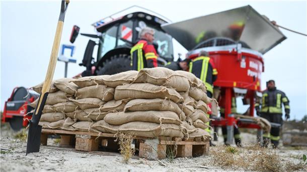 Traktor für die Feuerwehr Mit dem Feuerwehr-Traktor können zum Beispiel Sandsäcke befüllt werden.