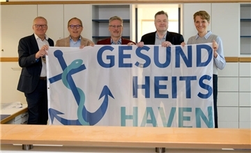Mit dem Gesundheitshaven kämpfen sie gegen den Ärztemangel: (von links) Michael Söhlke und Jörn Hons von der AOK Bremen/Bremerhaven, Torsten Barenborg vom Verband der Ersatzkassen, KV-Vorstandsvorsitzender Dr. Bernhard Rochell und Hauseigentümerin Christiane Thies.