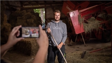 Mit dem Handy oder der Gopro nimmt Lukas Döscher seine Abonnenten mit in den Arbeitsalltag.