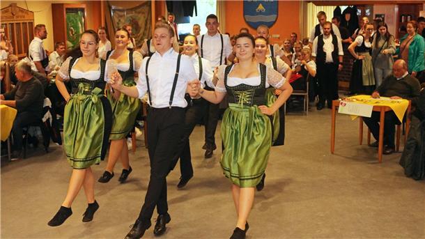Landjugendgruppe aus Spieka-Neufeld tanzt den "Jägerneuner"