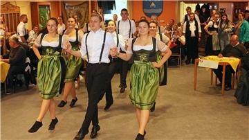 Landjugendgruppe aus Spieka-Neufeld tanzt den "Jägerneuner"