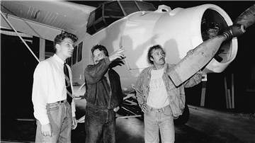 Mit dem Jagdflugzeug „Get Up“ wollten Paul Steffens (rechts) und Hermann Giesche (Mitte) ganz hoch hinaus (links Björn Schwamborn).