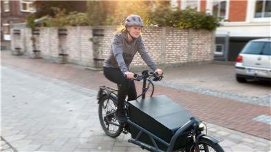 Mailin Busko aus Bremerhaven fährt mit dem Lastenrad, mit dem sie ihre Einkäufe erledigt. 