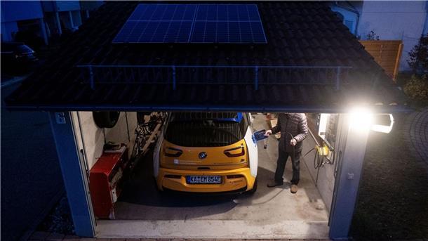 Mit dem neuen Programm wird der Kauf und die Installation einer Ladestation für Elektroautos in Kombination mit einer Photovoltaikanlage und einem Solarstromspeicher gefördert.