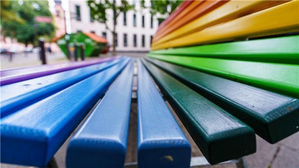 Umfrage: Viele finden Selbstbestimmungsgesetz gut Mit dem neuen Selbstbestimmungsgesetz können Menschen ihren Vornamen und ihren Geschlechtseintrag einfacher ändern. (Symbolbild)