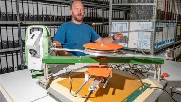 Ein eigener Archäologe fürs Cuxland: Das ist sein Job Mit dem Pantograph konnten Befunde auf einer Ausgrabung maßstäblich verkleinert mit Bleistift auf Zeichenpapier gezeichnet werden. Das Gerät wurde digital umgerüstet, war im Grabungsalltag aber nicht besonders praktisch. Jahre später wurde ein Tachymeter angeschafft, womit auch digital vermessen werden kann – aber wesentlich praktikabler als mit dem Panto, erklärt Dr. Andreas Hüser.