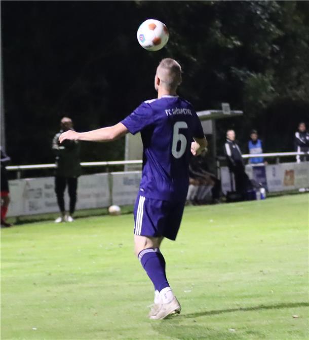 Mit dem Rücken zum Tor nimmt Marlo Suhr den Ball an, dreht sich und schießt präzise zum 1:1 ins lange Eck.