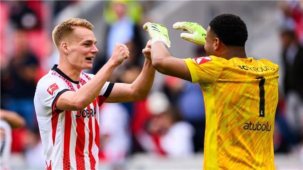Freiburgs Torwart Atubolu: WM-Teilnahme 2026 als Ziel Mit dem SC Freiburg feierte Noah Atubolu (r.) am Samstag den ersten Saisonsieg.