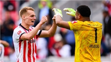 Mit dem SC Freiburg feierte Noah Atubolu (r.) am Samstag den ersten Saisonsieg.